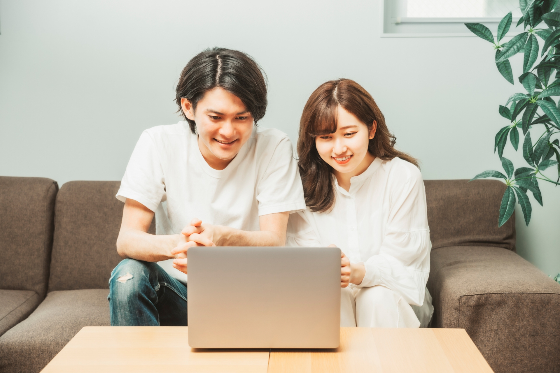 【韓国フォトウェディング|アルバム納品までの流れ】
\アルバム完成までの流れ/
① 撮影当日
韓国風フォトウェディングをたっぷり撮影!
町家の趣やアンティークなスタジオで、こだわりの世界観を表現します
② お写真のセレクト(1ケ月後)
撮影データの中から、アルバムに入れるお写真をお選びいただきます
③ アルバム制作スタート!
選ばれたお写真を韓国風レタッチをし、デザイナーが一冊ずつ丁寧にレイアウトを作成します
レイ御アウトのご確認をいたdきましたら、いよいよアルバム制作にはいります
④ 納品(レイアウト確認後から約1ケ月後)
完成したアルバムをご自宅へお届け。
しっかりとした製本で、年月を経ても色褪せない美しさをお楽しみいただけます!