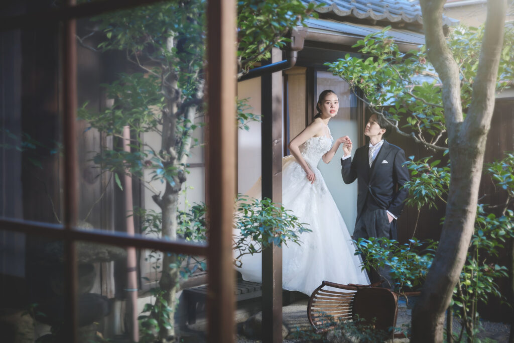【京都町家で叶える 韓国フォトウェディング】
韓国風の花嫁姿を、日本の伝統美あふれる京町家で。
趣ある木格子や畳の間、柔らかな自然光が差し込む和の空間に、
繊細なレースが美しいカンタベッラドレスが見事に映える特別な1枚。
まるで韓国ドラマのワンシーンのような、凛として優美なフォトウェディングが叶います。
日本×韓国の美しさを融合させた、新しいスタイルの撮影を京都で。
和の静けさと洋の華やかさが溶け合う瞬間をお楽しみください。
★撮影場所:京都町家寫眞館(京町家)
★衣装:カンタベッラドレス
★スタイル:韓国フォトウェディング