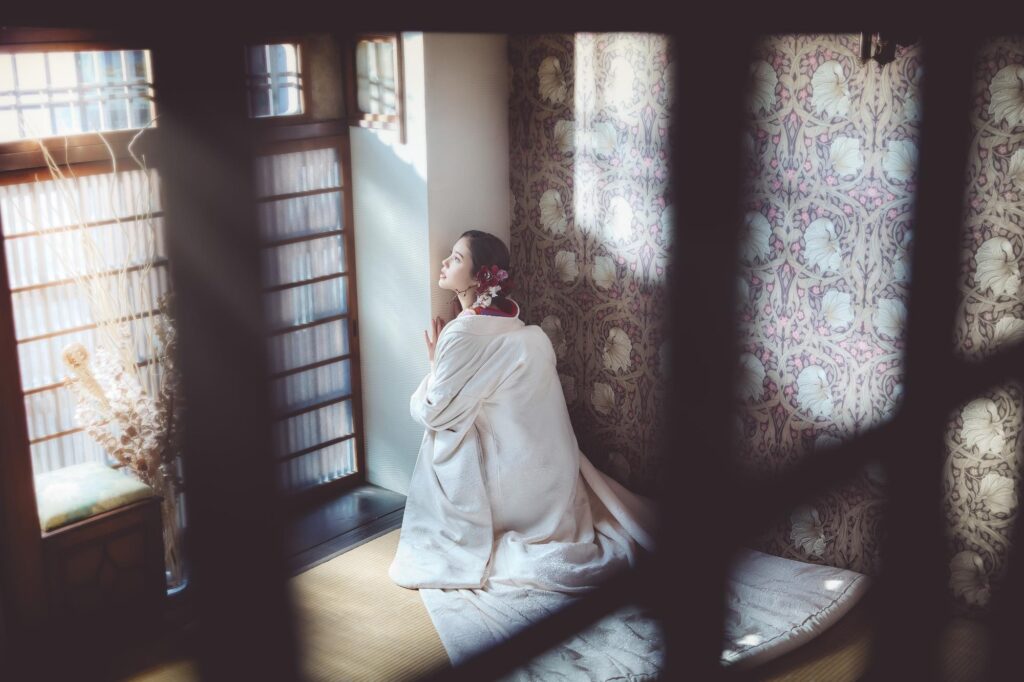 【京都で叶える韓国フォトウェディング】
伝統美とアートが溶け合う、唯一無二のフォトウェディング。
格式ある白無垢を纏い、舞台は京町家のエントランスの畳の空間。
背景には英国の芸術家ウイリアム・モリスの美しい壁紙が広がり、
和と洋、そして韓国フォトならではの世界観が調和します。
格子の向こうの畳の上に佇むその姿は、どこか静かで気品に満ち、
まるで絵画のような一枚に。
日本の伝統とヨーロッパのデザイン、
そして韓国の感性が出会う特別な空間で、
新しい和装フォトをぜひ京都で体験してみてください。
★撮影場所:京都町家寫眞館
★衣装:白無垢
★撮影スタイル:韓国フォトウェディング